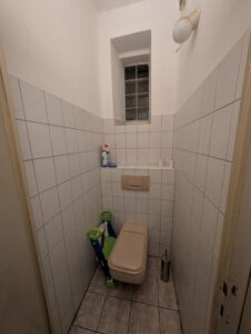 WC "linke Gewerbeeinheit"