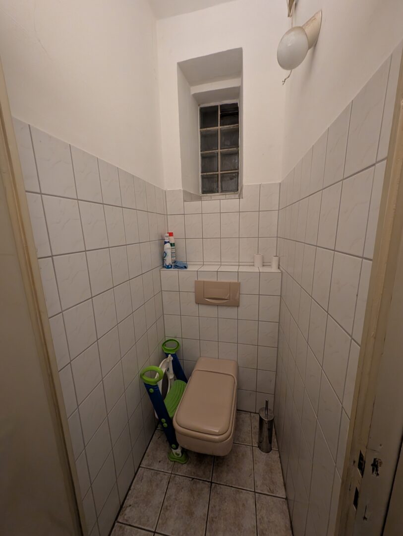 WC "linke Gewerbeeinheit"
