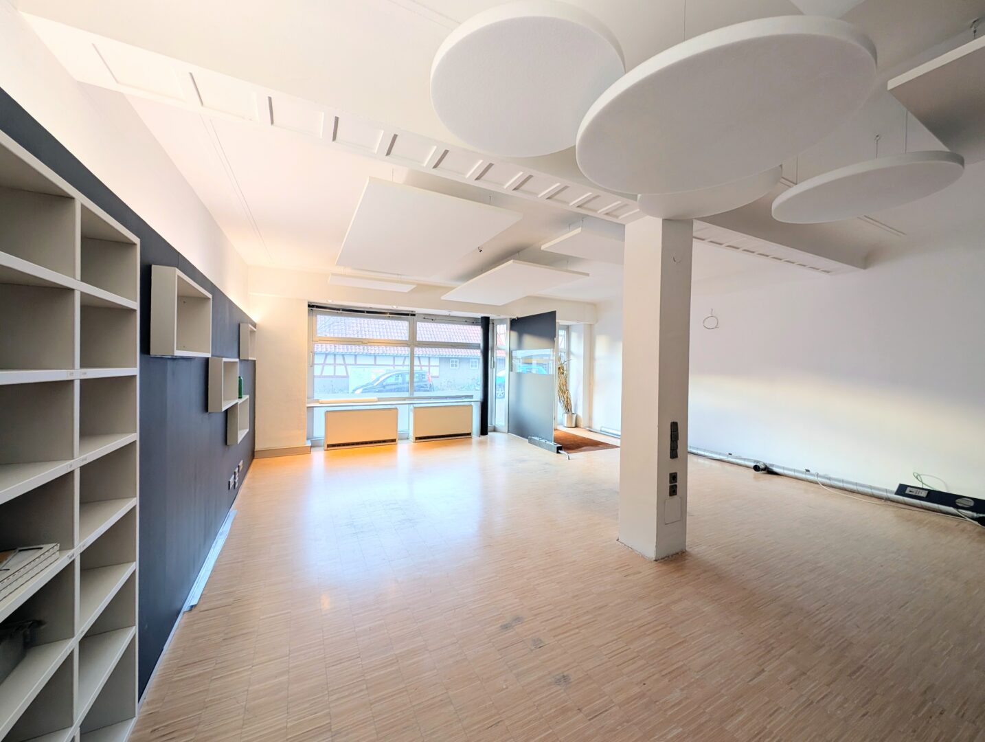 Räumlichkeiten "rechte Gewerbeeinheit"