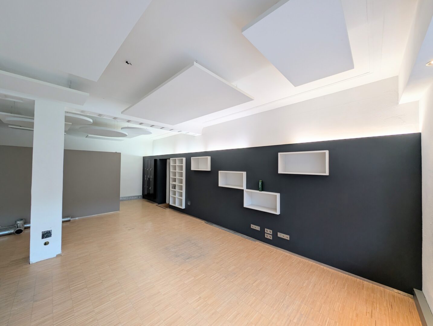 Räumlichkeiten "rechte Gewerbeeinheit"